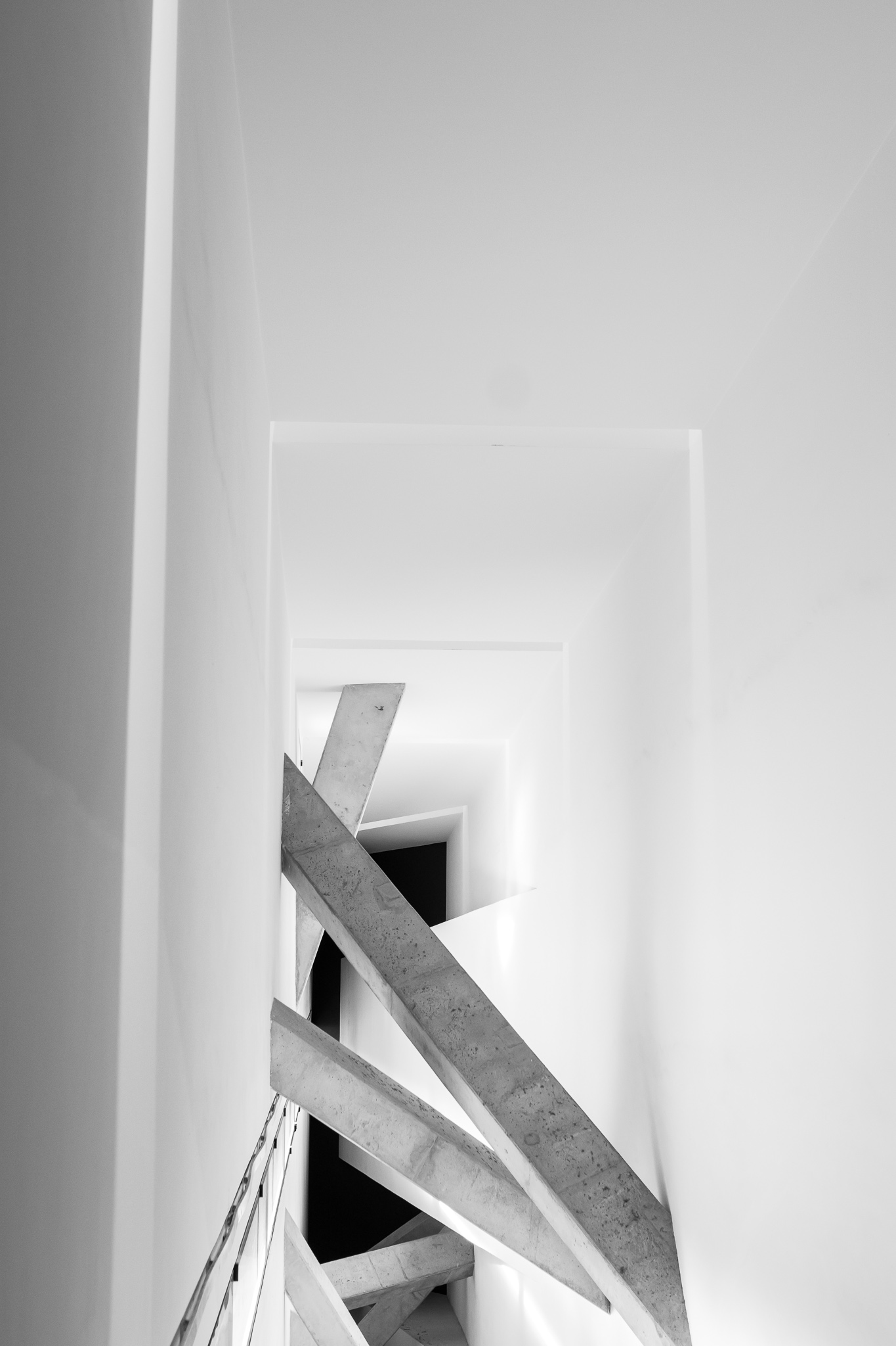 <p>Daniel Libeskind gana el concurso para el Museo Judío de Berlín en 1989, antes de haber alcanzado su popularidad actual. <br><br> El edificio, de hormigón y chapa metálica en su exterior, posee una estructura en forma de rayo o zigzag que representa una estrella de David deconstruída. <br><br> Consta de un eje de continuidad del que parte la escalera central, iluminada principalmente por la luz natural que entra por las pequeñas grietas del techo, y que continúa con la línea del edificio.</p>