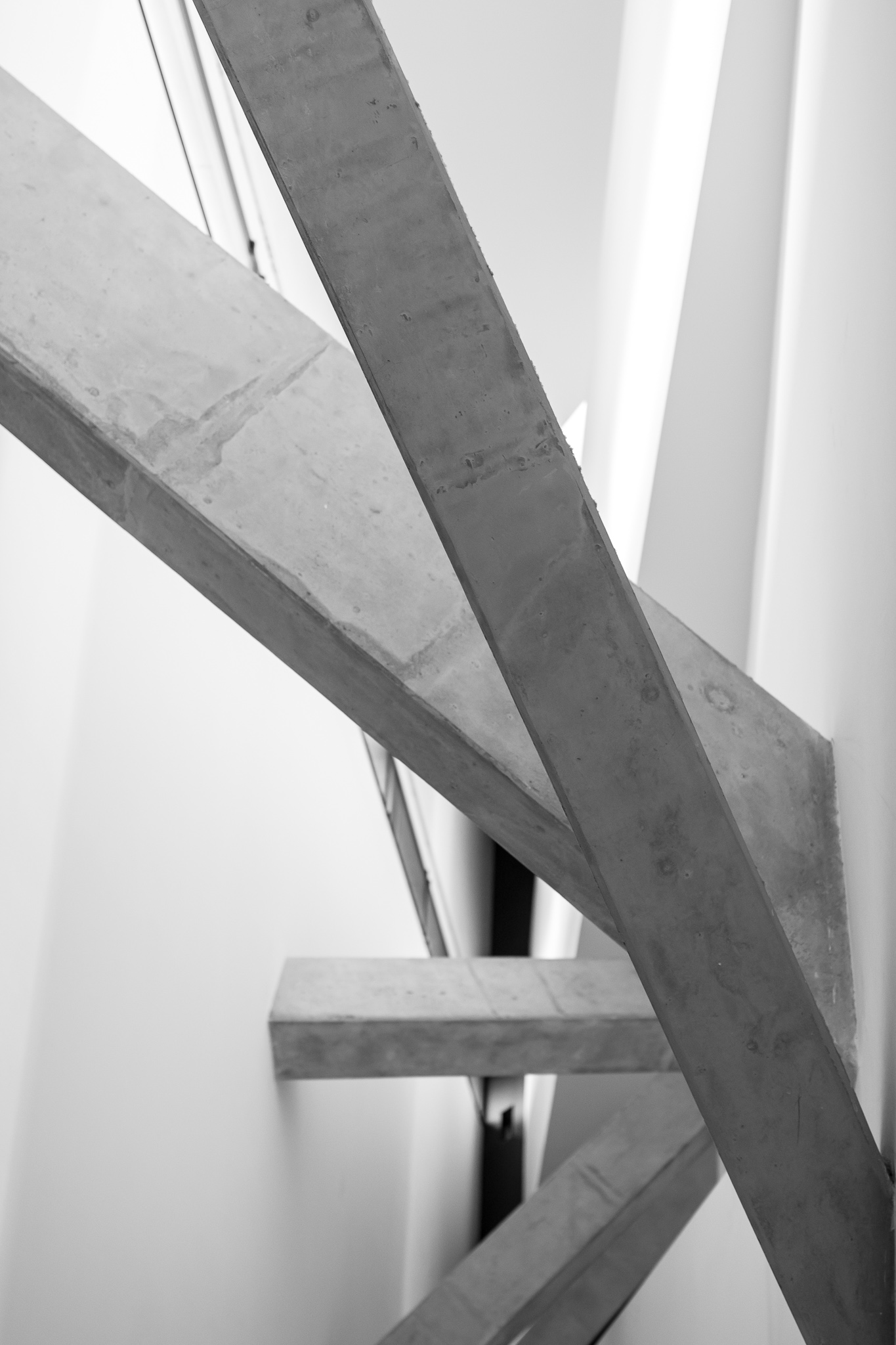 <p>Daniel Libeskind gana el concurso para el Museo Judío de Berlín en 1989, antes de haber alcanzado su popularidad actual. <br><br> El edificio, de hormigón y chapa metálica en su exterior, posee una estructura en forma de rayo o zigzag que representa una estrella de David deconstruída. <br><br> Consta de un eje de continuidad del que parte la escalera central, iluminada principalmente por la luz natural que entra por las pequeñas grietas del techo, y que continúa con la línea del edificio.</p>