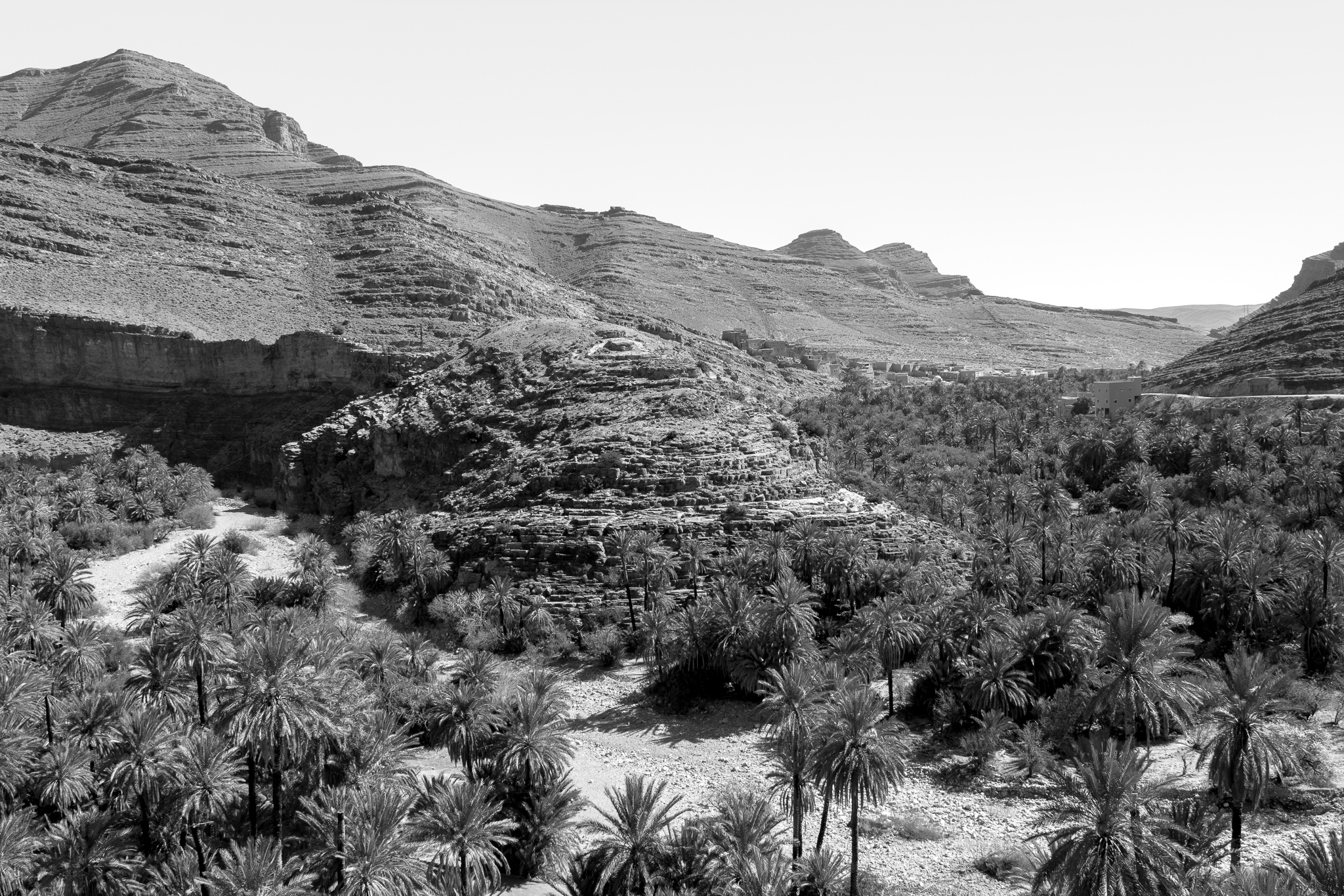 O val de Ait Mansour, situado ao sur de Tafraoute e en pleno Anti Atlas, impresiona polos incribles canóns que dominan os seus palmerais, unha insólita paisaxe de rocas de granito e acantilados avermellados.