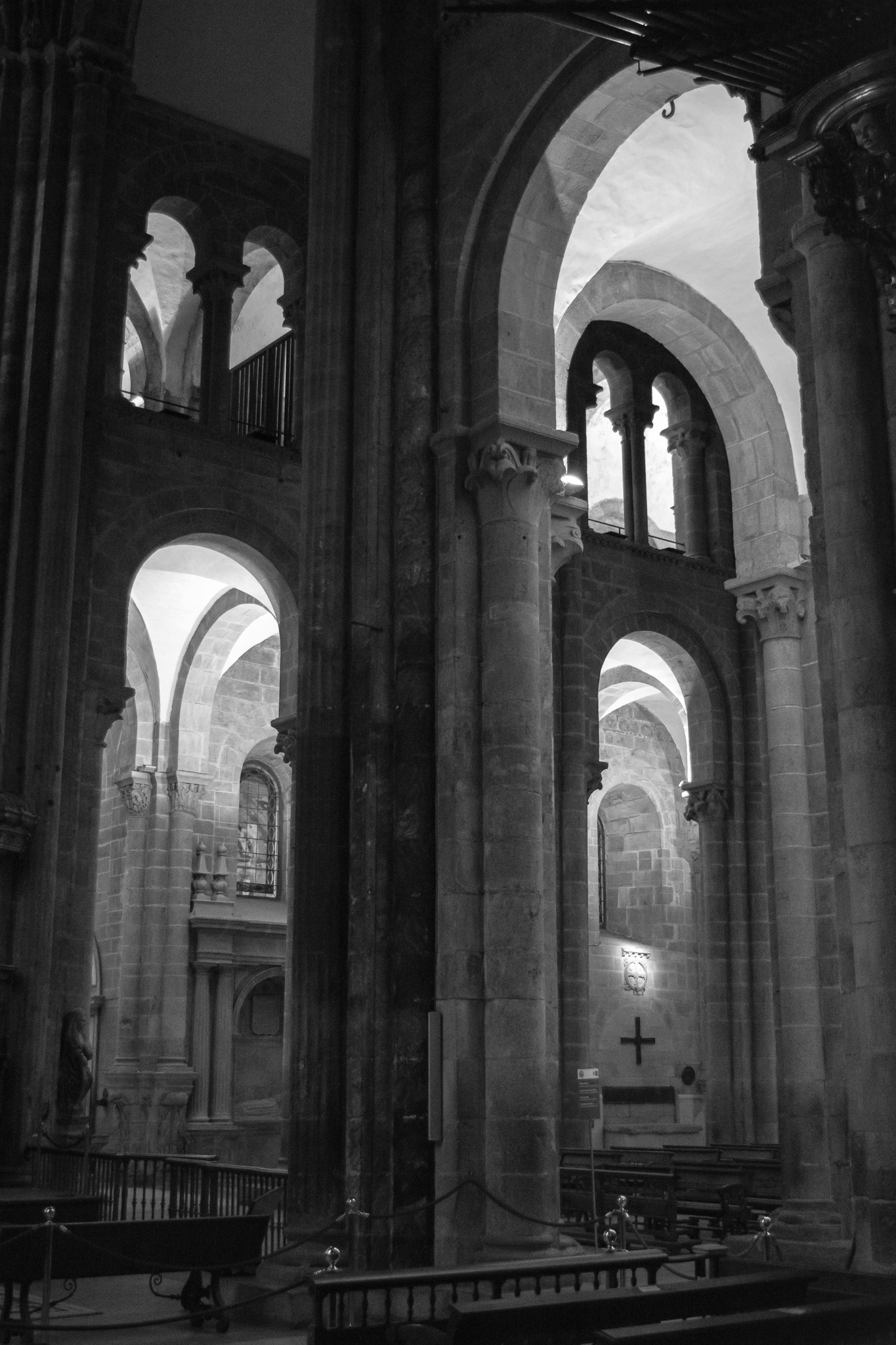 A Catedral de Santiago de Compostela, comezada a construír en 1075, é un dos templos máis coñecidos e admirados do mundo, non só polo seu patrimonio arquitectónico e artístico que conxuga os estilos románico e barroco, senón por ser referencia para os miles de peregrinos que parten cara a ela cada ano. <br><br>A construción do templo, declarado Patrimonio da Humanidade en 1985 e duns 100m de longo e máis de 70m de altura, completouse aproximadamente cara ao ano 1200.