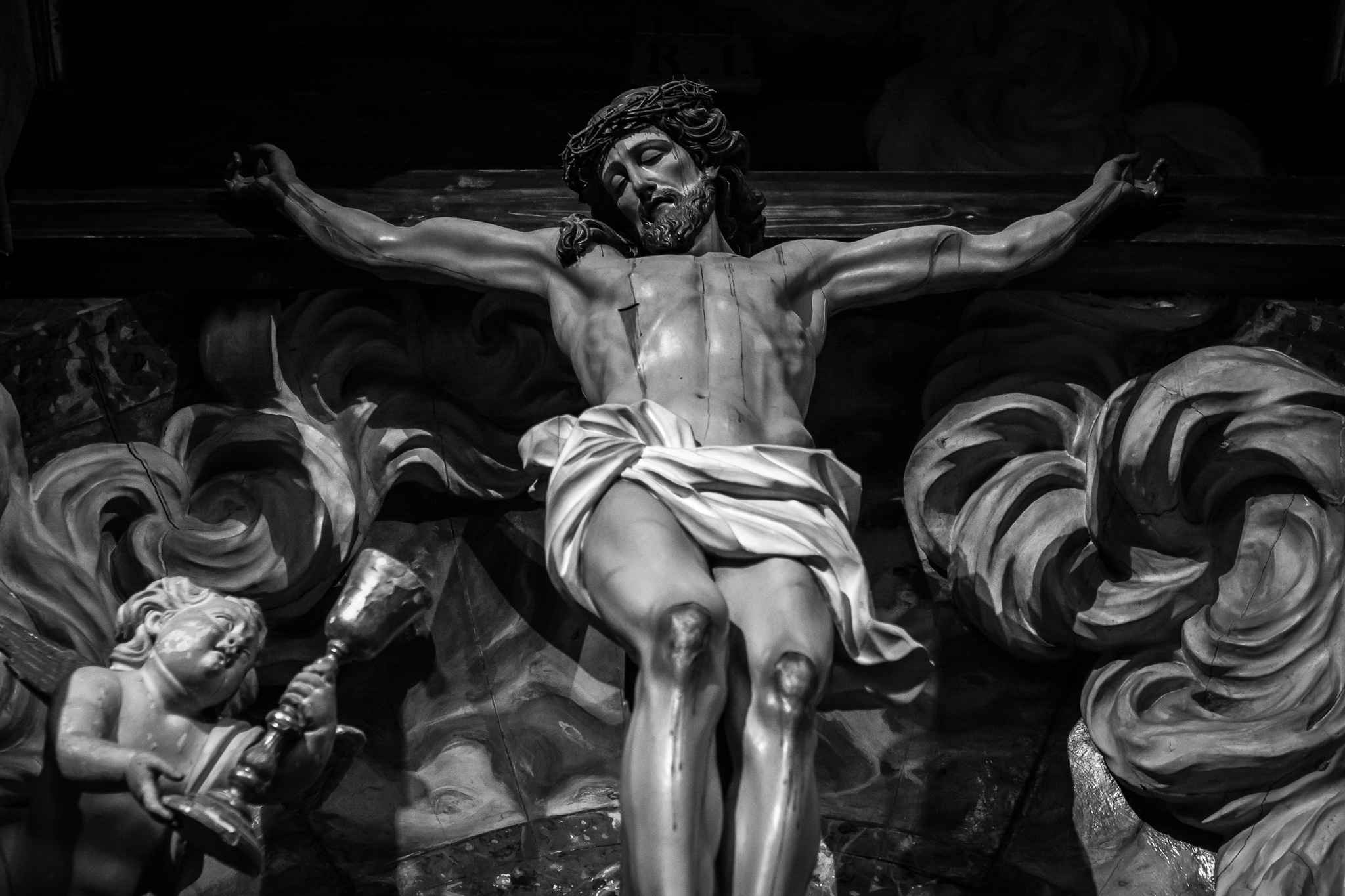 El retablo del Cristo de la Paciencia, del escultor Xosé Ferreiro, se encuentra en el monasterio compostelano de San Martiño Pinario. <br>El escultor, natural de Noia, es uno de los mayores exponentes del neoclasicismo gallego del s.XIX.