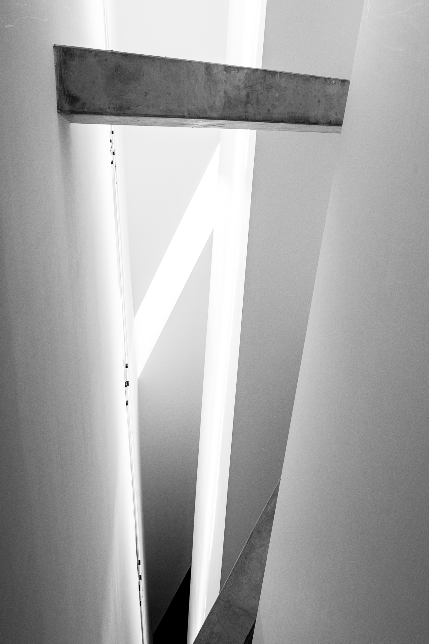 <p>Daniel Libeskind gaña o concurso para o Museo Xudeu de Berlín en 1989, antes de alcanzar a súa popularidade actual. <br><br>O edificio, de formigón e chapa metálica no seu exterior, posúe unha estrutura en forma de raio ou zigzag que representa unha estrela de David deconstruída. Consta dun eixo de continuidade do que parte a escaleira central, iluminada principalmente pola luz natural que entra polas pequenas gretas do teito, e que continúa coa liña do edificio.