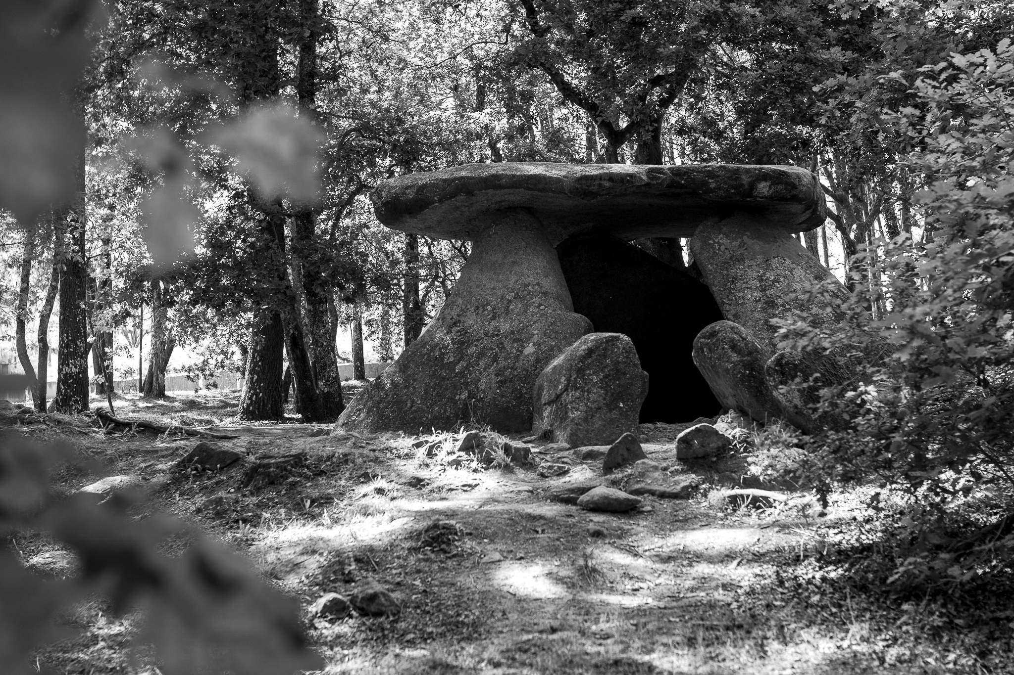  The dolmen of Axeitos or Pedra do Mouro dates back to between 4000 and 3600 B.C. Located in Oleiros, the dolmen is considered the "Galician megalithic parthenon". This, through a small corridor, allowed access to a burial chamber.