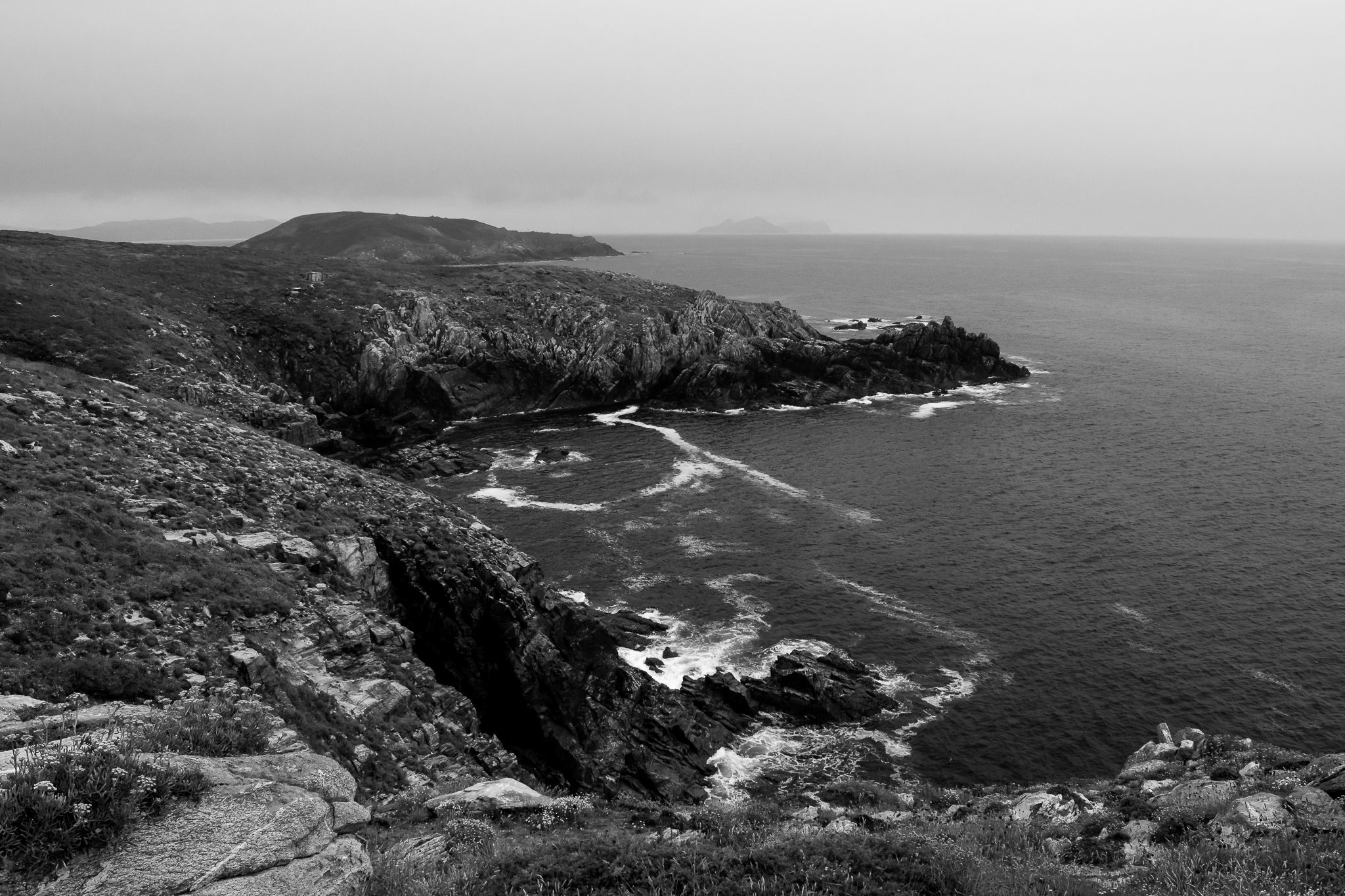 El archipiélago de Ons está conformado por las islas de Ons y Onceta y forma parte de el Parque Nacional Illas Atlánticas de Galicia. Actualmente aún conserva población durante todo el año y se caracteriza por sus arenales y los acantilados a lo largo de toda su costa.