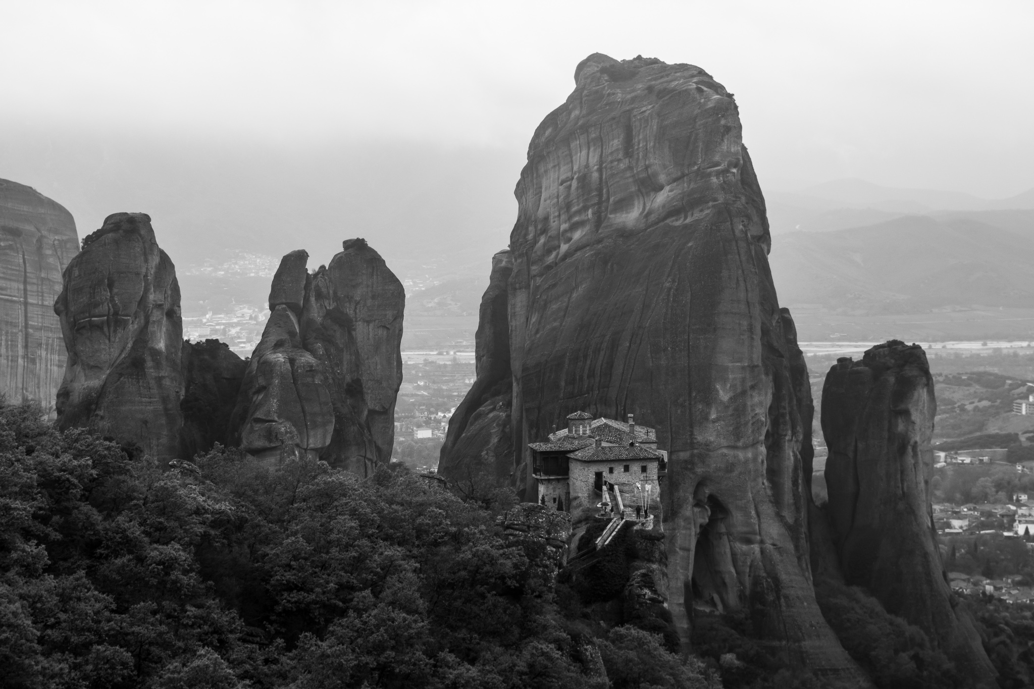 The Meteora Monasteries or Meteors are located in the Thessaly Plain, near the town of Kalambaka, "suspended in the sky" over sandstone cliffs. <br>Founded by the hermit Athanasios, classified in 1988 as a World Heritage Site, this group of twenty-four monastic centers, dating from the 14th century, contemplates the passage of time from its heavenly height.
