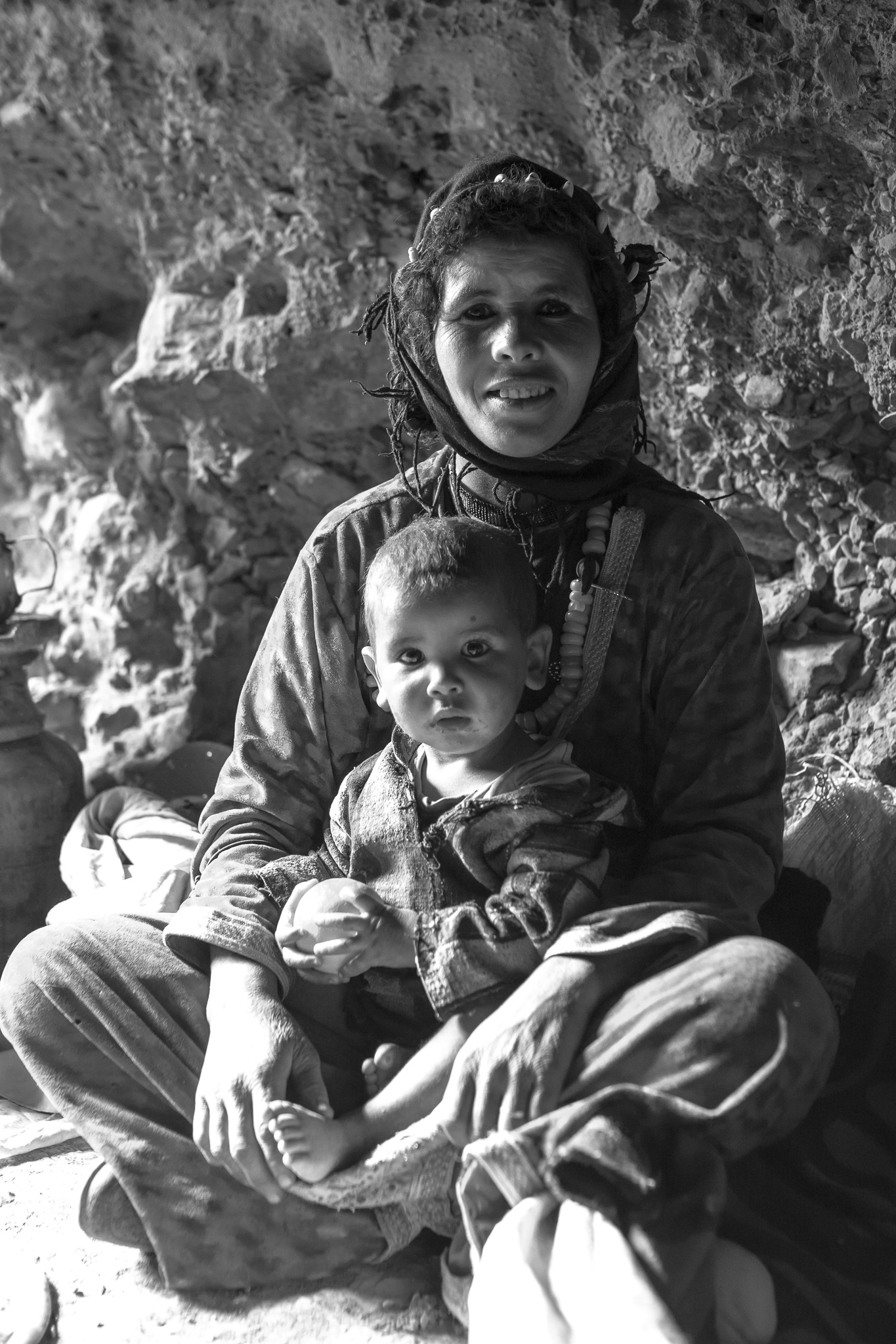 Las mujeres se suelen adornar con la ropa y los ornamentos tradicionales del pueblo Amazigh y exhiben a menudo trenzas típicas de su cultura.