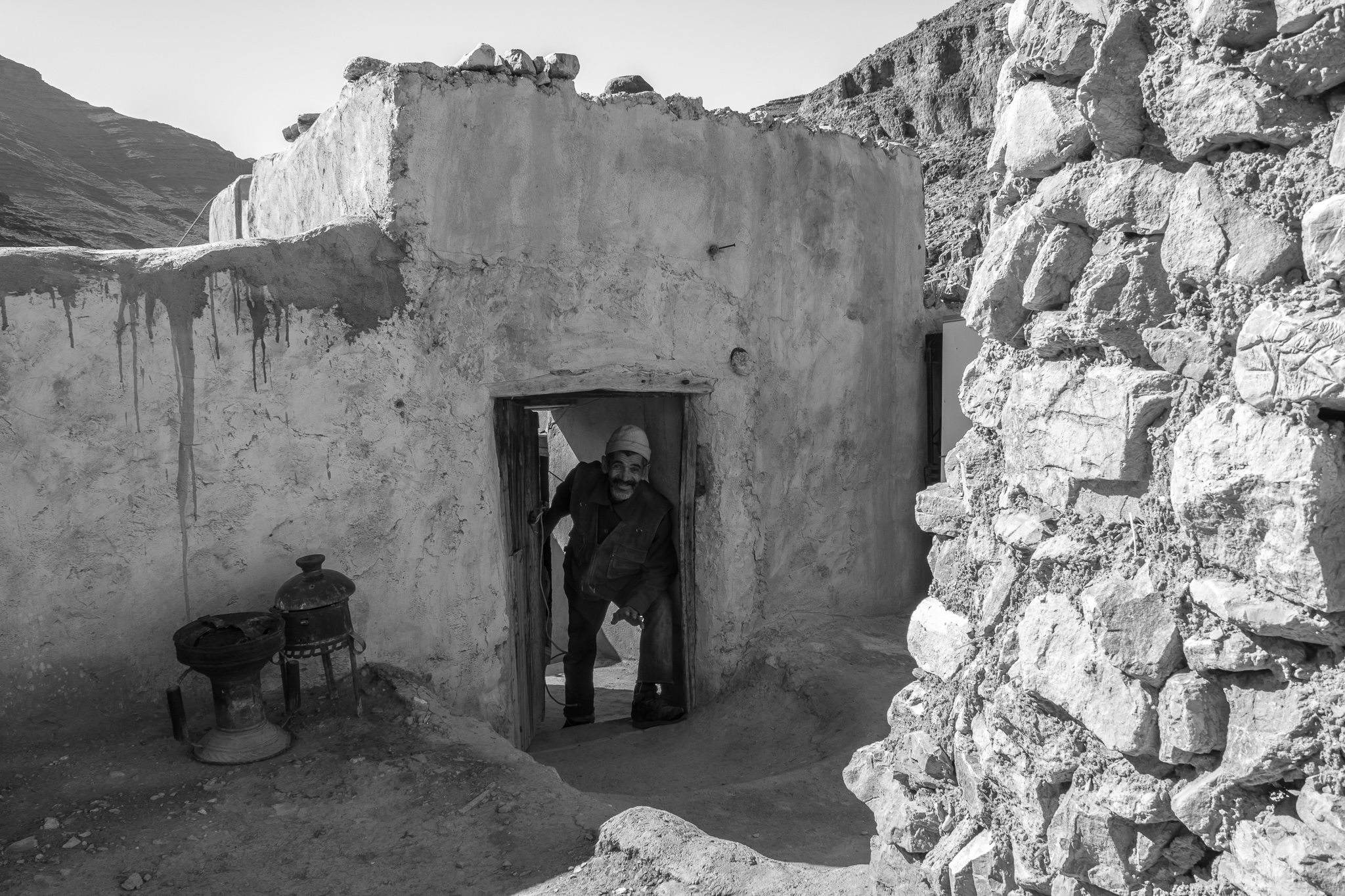 Thanks to a strong family relationship, the Amazigh learned to build and maintain their homes with their own hands using the materials of the mountain. <br> They mainly use a clay-based mass, straw, and water to build the stone walls, and cover their ceilings with wood and straw before sealing them.