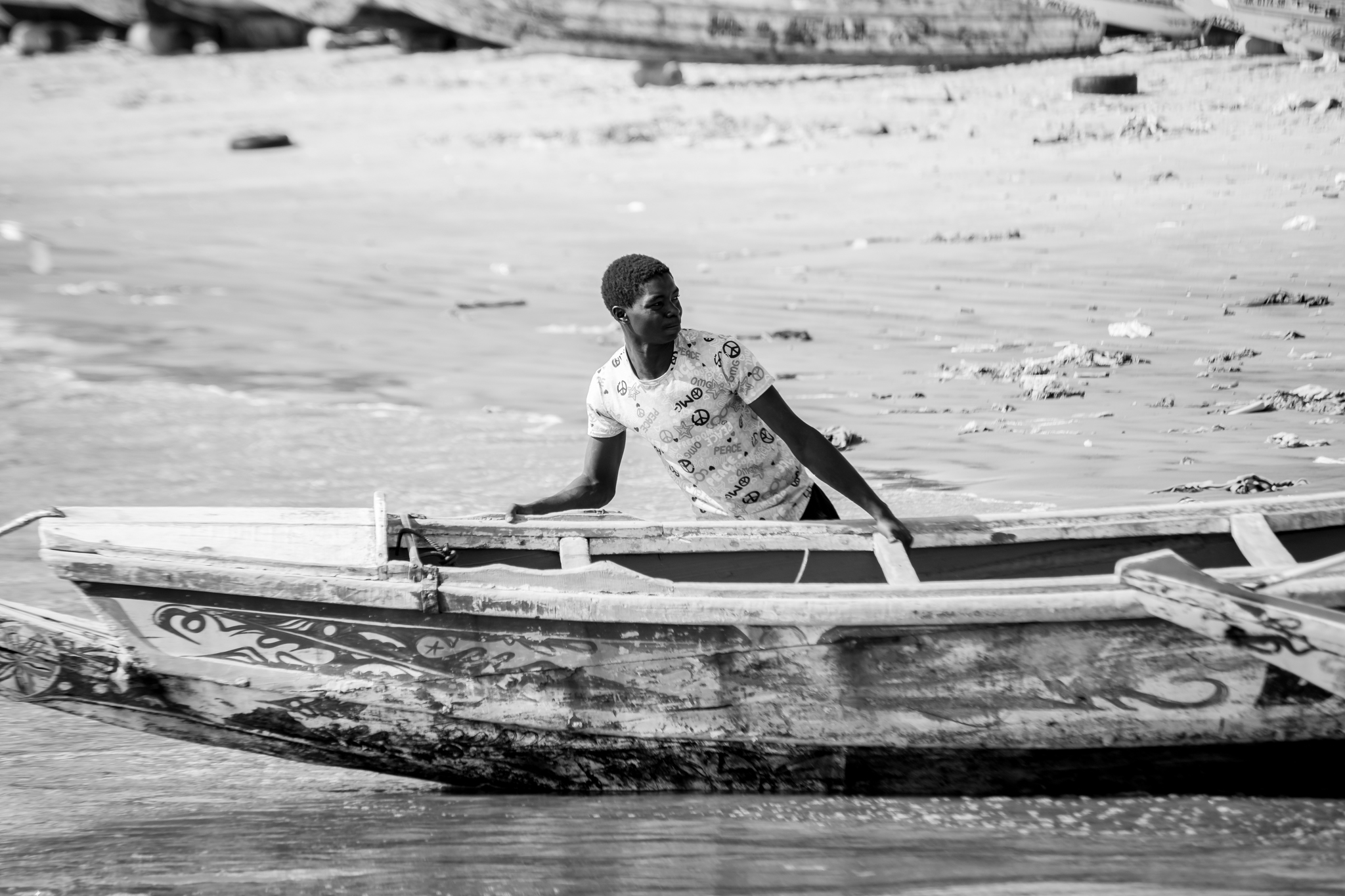 Tras la jornada de capturas frente a las playas senegalesas los pescadores recogen con esfuerzo sus barcas o "piraguas" para pasar la noche.