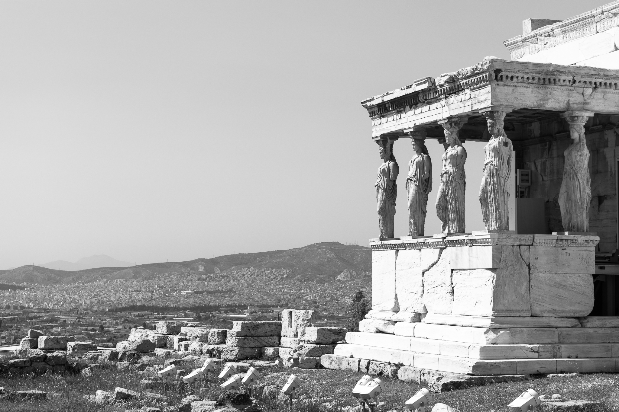 Situado fronte ao Partenón e na parte sur do Erecteón, o Pórtico das Cariátides consta de seis columnas de máis de dous metros de altura con forma de muller que reciben o nome de cariátides. Estas colaborarían cos invasores persas durante o século V a. C. polo que metaforicamente se lles fai cargar co peso do templo.