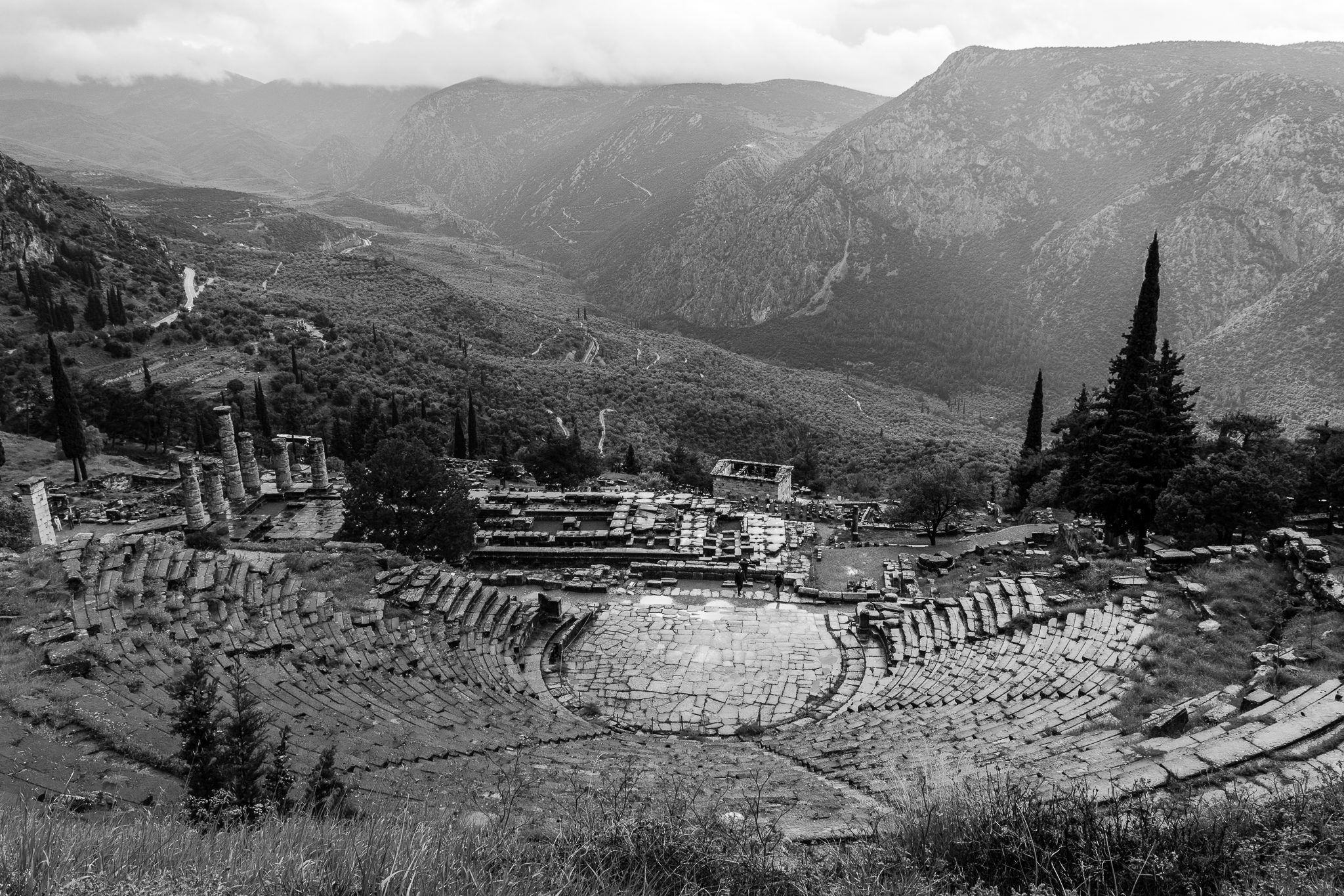 Bajo el monte Parnaso se encuentra el santuario de Delfos, uno de los oráculos más conocidos de la Antigua Grecia y donde se dice que se pronunciaba el dios Apolo a través de las pitias, sacerdotisas del templo. Durante el siglo VII a. C. llegó a ser uno de los lugares más importantes del mundo helénico.